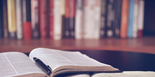 Es liegen zwei Bücher auf einer Ablage