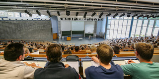 Audimax Studierende sitzen in einer Vorlesung im Audimax.